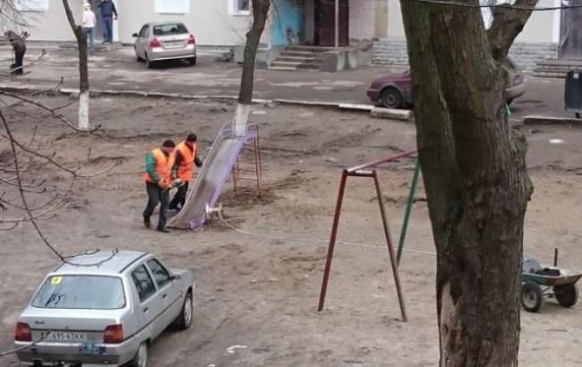 В Киеве начали демонтировать детские площадки