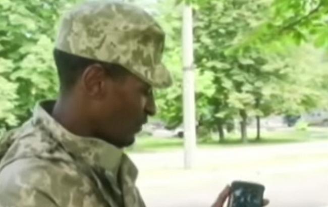 "Люди воюють, а ми гуляємо": африканець підписав контракт з українською армією