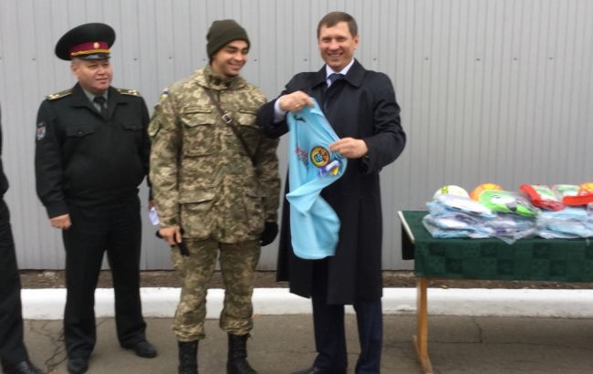 Шахов презентовал курсантам КНУ им. Шевченко спортивный инвентарь и форму