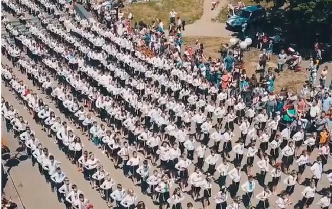 "Україна - це ти": мережу зворушило відео масового танцю дітей в Обухові