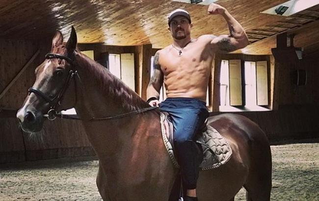 "Мы в путь": Александр Усик выехал в Москву на коне