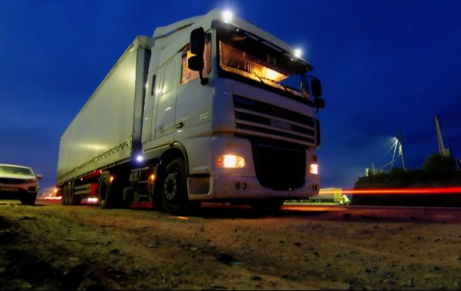С 1 июня грузовики будут ездить по украинским дорогам только ночью