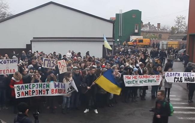 "Замерзнем мы - замерзнут ваши души": в Днепре студенты вышли на акцию протеста