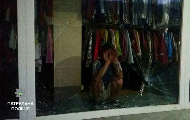 У Києві грабіжник ховався від "копів" у вітрині магазину