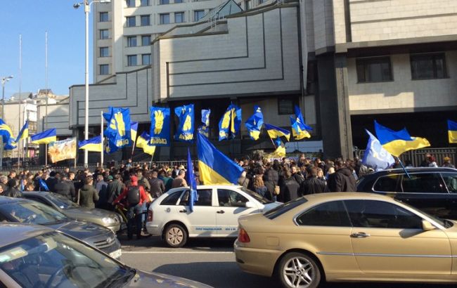 Под зданием КСУ в Киеве проходит митинг с участием 250 активистов