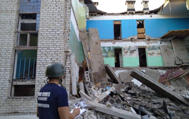 З'явилися фото наслідків ранкового обстрілу Харкова та коледжу під містом