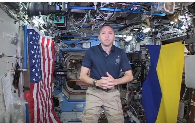 Американский астронавт рассказал, почему взял с собой на МКС флаг Украины