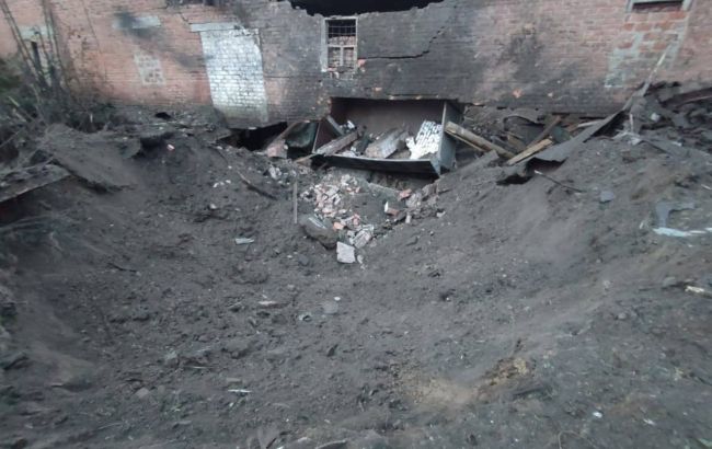 Пожар и разрушения: россияне ночью атаковали гражданские цели в Харьковской области