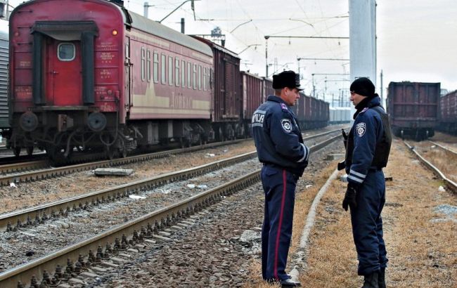 Боец ВСУ покончил жизнь самоубийством, выпрыгнув из поезда, - МВД