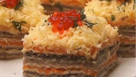 Торт з оселедця на вафельних коржах: цією стравою ви точно здивуєте гостей!
