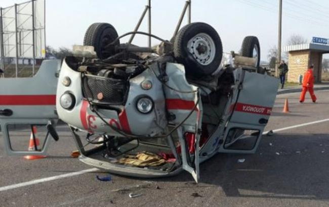 Во Львовской области столкнулись "скорая" и грузовик: один человек погиб