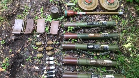 На Донбасі виявили прихований арсенал бойовиків: там знайшли заборонене озброєння