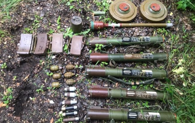 На Донбасі виявили прихований арсенал бойовиків: там знайшли заборонене озброєння