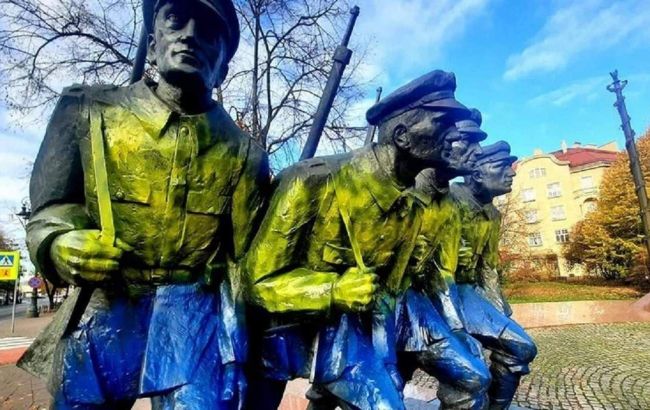 В Польше неизвестные раскрасили памятник в "украинские" цвета и оставили записку (фото)