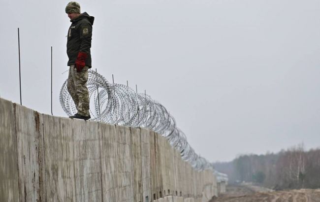 В Офісі президента показали, як будують стіну на кордонні з Білоруссю (відео)