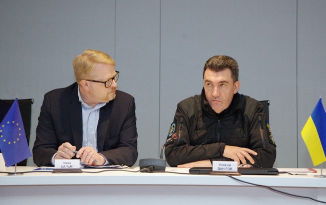 Данілов показав делегації ЄС, як в Україні контролюють постачання зброї від партнерів