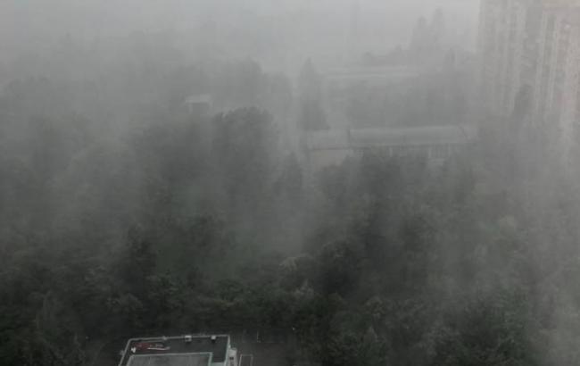 У Києві залило дощем вулиці та підземні переходи