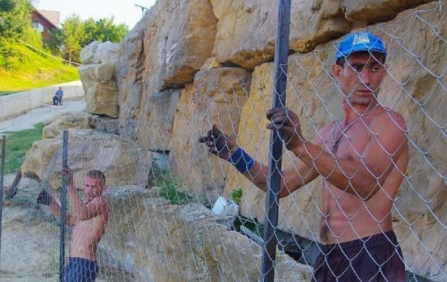 В Одессе снова обносят забором пляж, который Саакашвили вернул жителям города