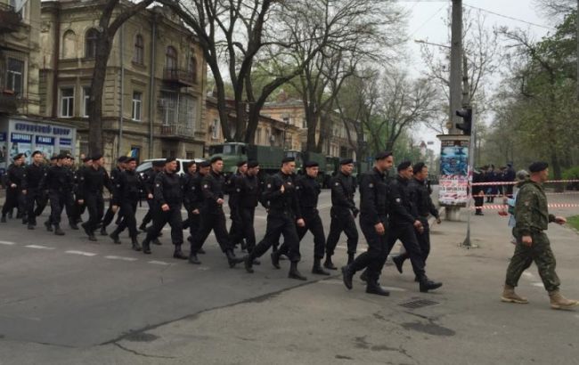 Сотни милиционеров охраняют Куликово поле в Одессе