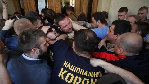 Во Львове протестующие устроили драку в горсовете