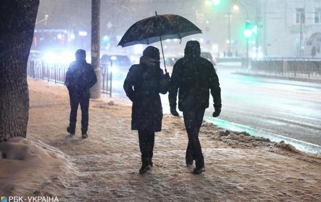 Синоптики попереджають про мокрий сніг та дощ в Україні