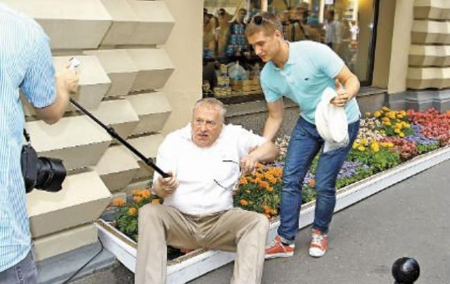 "Підніміть мене": Жириновський зламав клумбу, роблячи селфи