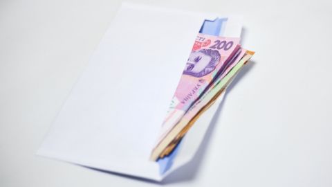 Третина українців працюють неофіційно або напівофіційно