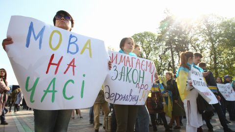 Українці назвали рідні мови та мови спілкування вдома і на роботі