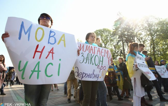 Украинцы назвали родные языки и языки общения дома и на работе