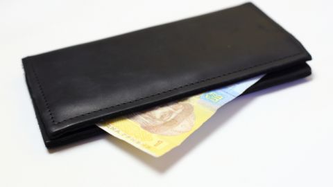 Средняя зарплата украинцев упала в мае