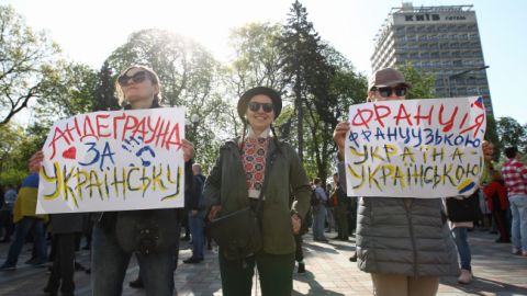 Украинцы назвали нации, к которым относятся хуже всего