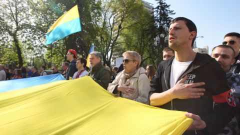 Половина українців цікавляться політикою