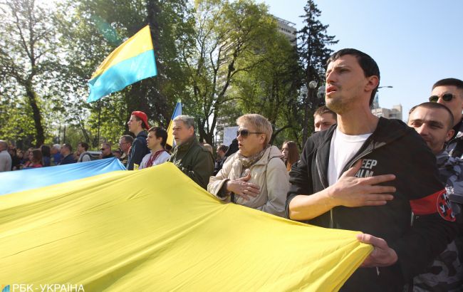 Половина украинцев интересуются политикой
