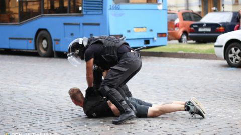 Наркомани "віджали" у копа навушники: мережа бурхливо обговорює інцидент