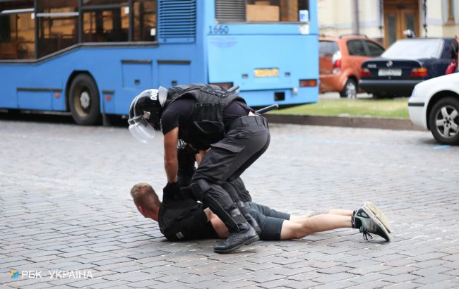 В Одесі біля суду сталася бійка, постраждали поліцейські