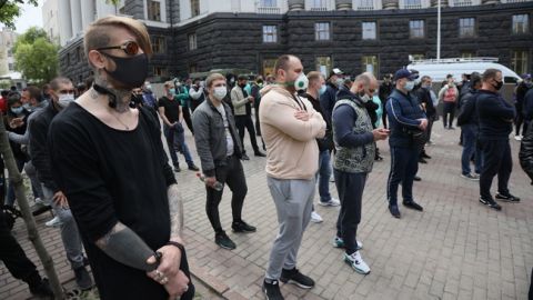 Под Кабмином возобновились протесты