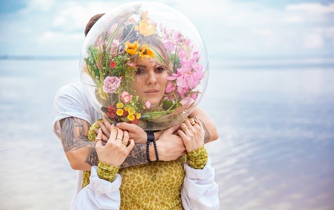 "За них все скажуть очі": MamaRika в новому кліпі показала свого нареченого