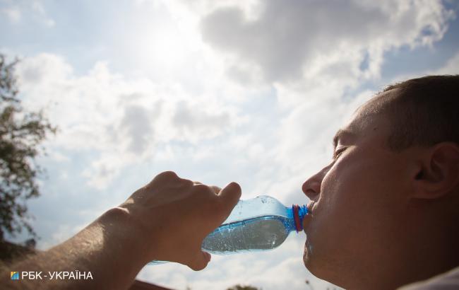 "Організм про спрагу повідомить сам": Супрун розвіяла міф про потребу пити вісім склянок води
