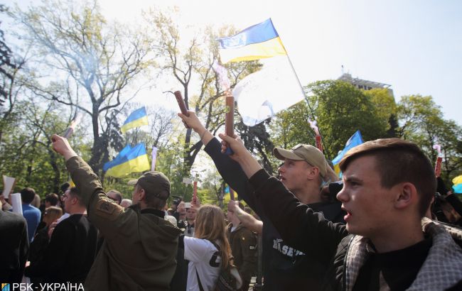 Четверть украинцев готовы обменять свободу на достаток