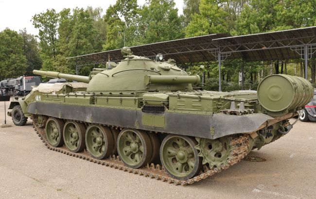 Окупанти знімають зі зберігання застарілі танки Т-62 для відправки в Україну