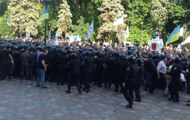 Активісти "фінансового майдану" почали штурм Ради
