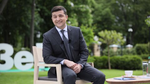 Зеленскому стул сушили феном: появилось интересное видео с пресс-конференции