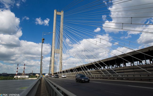 На Південному мосту в Києві зіштовхнулися шість автомобілів. Рух ускладнено