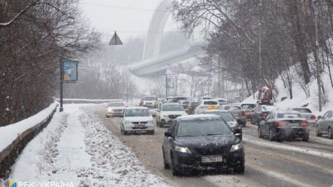 Місцями невеликий сніг, ожеледиця та туман: прогноз погоди на завтра