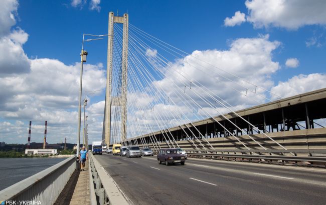У Києві на Південному мосту сталося часткове руйнування покриття
