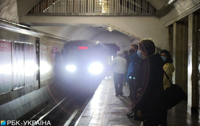 В киевском метро пара устроила интим у всех на глазах (видео)