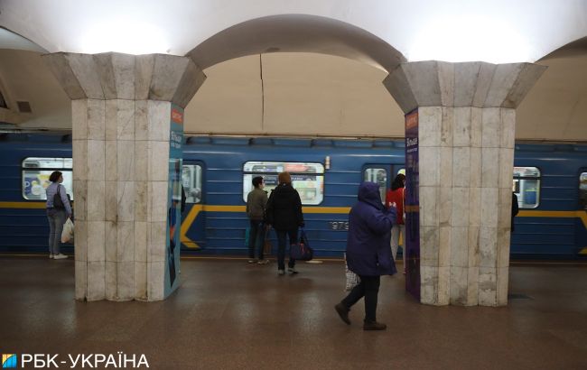 У метро Києва трапився "дикий" інцидент: головне, що в масці!