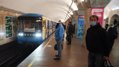В метро Киева подростки лезли между вагонами и прыгали по крышам: видео бесчинств