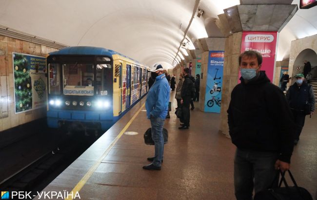 У метро Києва підлітки лізли між вагонами і стрибали по дахах: відео безчинств