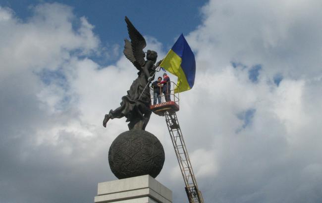В Харькове активисты прикрепили флаг Украины к памятнику Независимости